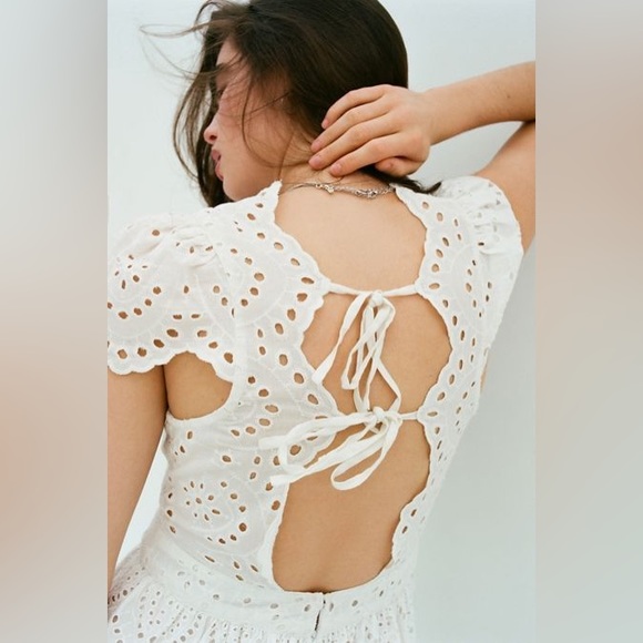 UO Wild Daisy Eyelet Tie-Back Midi Dress - Picture 3 of 4